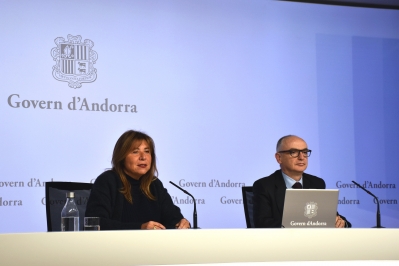 El ministre de Finances, Ramon Lladós i la ministra de Presidència, Economia, Treball i Habitatge, Conxita Marsol, durant la roda de premsa posterior al consell de ministres.
 